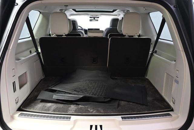 Photo of 2024 Pristine White Metallic Tri-Coat Lincoln Navigator