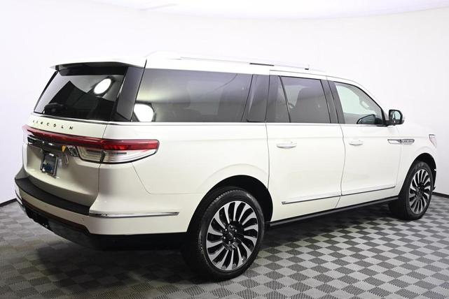 Photo of 2024 Pristine White Metallic Tri-Coat Lincoln Navigator