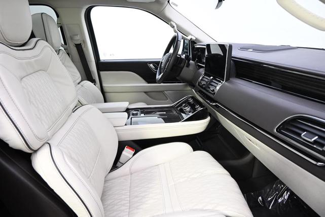 Photo of 2024 Pristine White Metallic Tri-Coat Lincoln Navigator