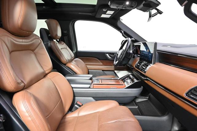 Photo of 2022 Black Metallic Lincoln Navigator
