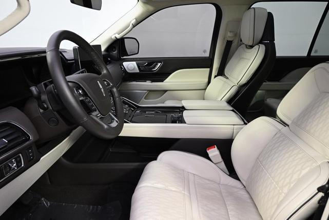 Photo of 2024 Pristine White Metallic Tri-Coat Lincoln Navigator