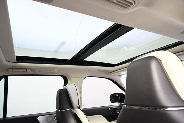 Photo of 2024 Pristine White Metallic Tri-Coat Lincoln Navigator