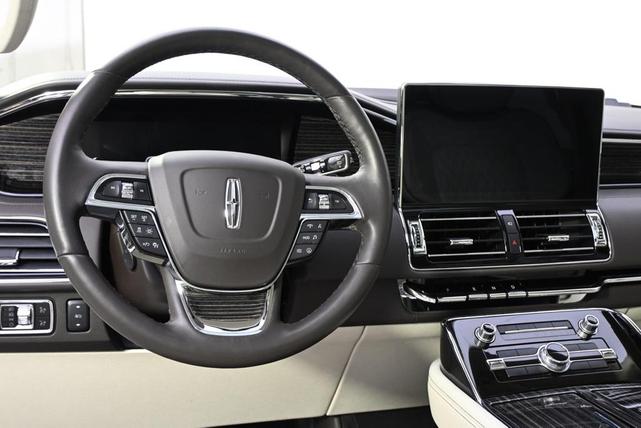 Photo of 2024 Pristine White Metallic Tri-Coat Lincoln Navigator