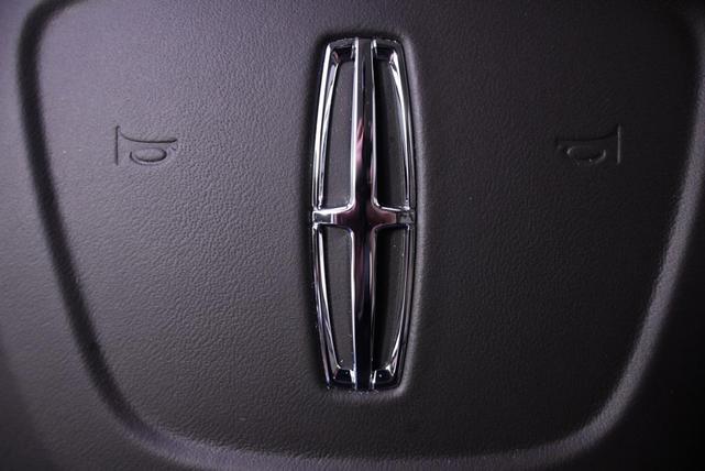 Photo of 2024 Pristine White Metallic Tri-Coat Lincoln Navigator