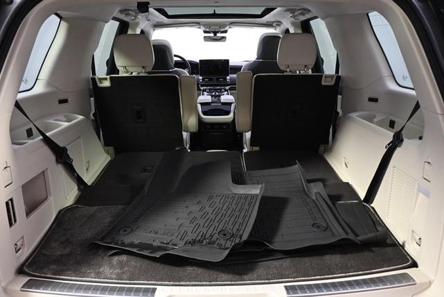Photo of 2024 Pristine White Metallic Tri-Coat Lincoln Navigator