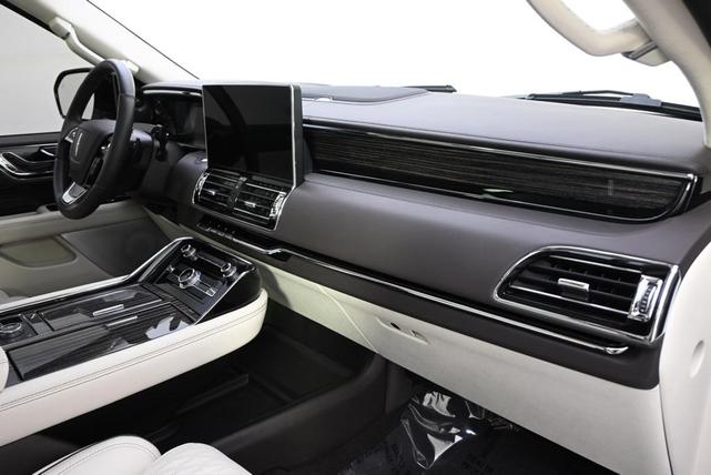 Photo of 2024 Pristine White Metallic Tri-Coat Lincoln Navigator