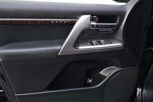 Photo of 2015 Black Toyota Land Cruiser