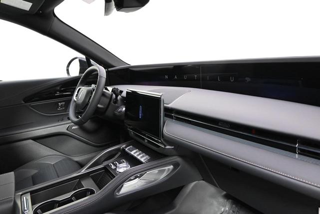 Photo of 2025 White Platinum Lincoln Nautilus