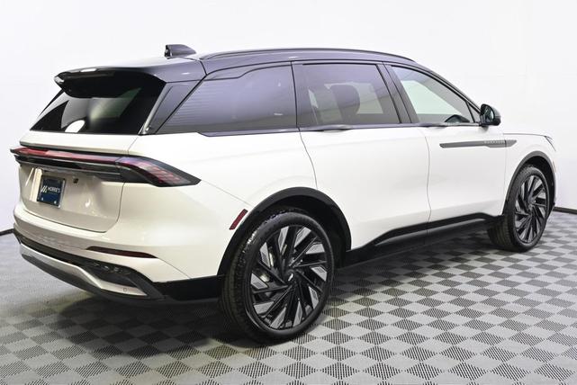 Photo of 2025 White Platinum Clearcoat Metallic Lincoln Nautilus