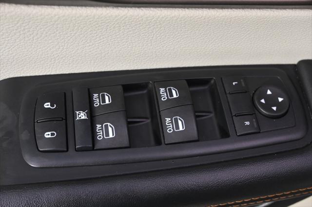 Photo of 2017 Granite Crystal Metallic Clearcoat Chrysler Pacifica