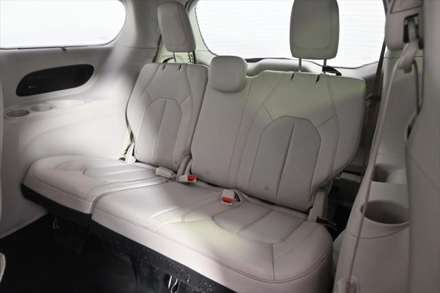 Photo of 2017 Granite Crystal Metallic Clearcoat Chrysler Pacifica