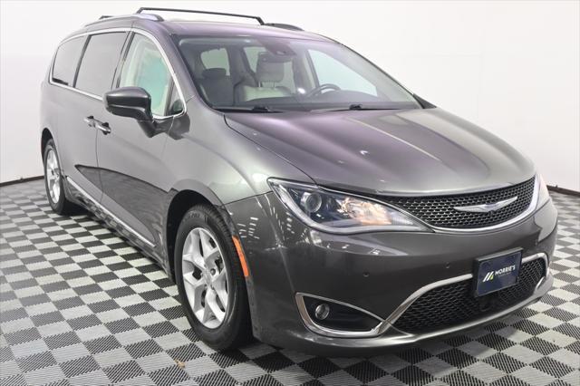 Photo of 2017 Granite Crystal Metallic Clearcoat Chrysler Pacifica