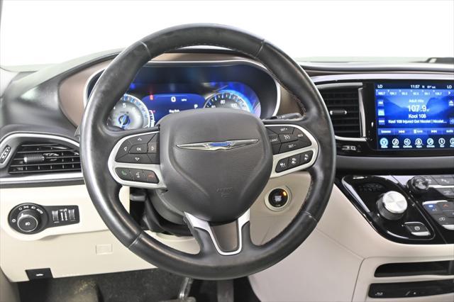 Photo of 2017 Granite Crystal Metallic Clearcoat Chrysler Pacifica