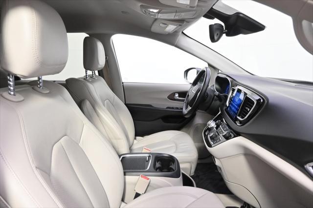 Photo of 2017 Granite Crystal Metallic Clearcoat Chrysler Pacifica