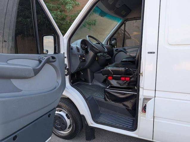 Photo of 2005 White Dodge Sprinter