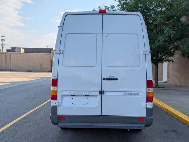 Photo of 2005 White Dodge Sprinter