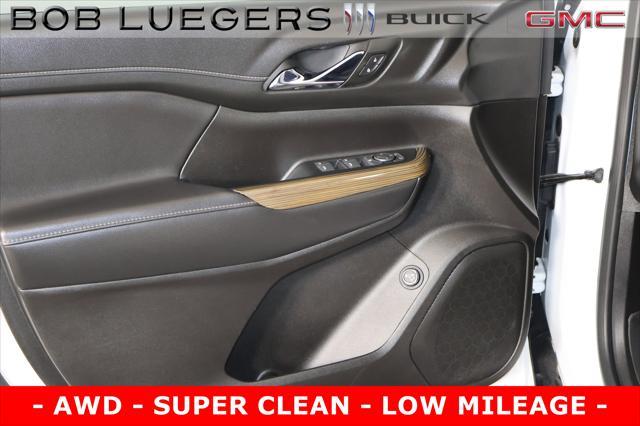 Photo of 2023 Summit White GMC Acadia