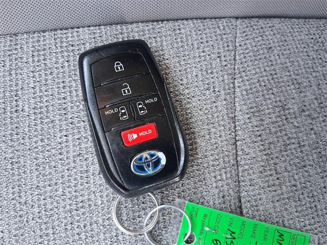 Photo of 2021 Celestial Silver Metallic Toyota Sienna