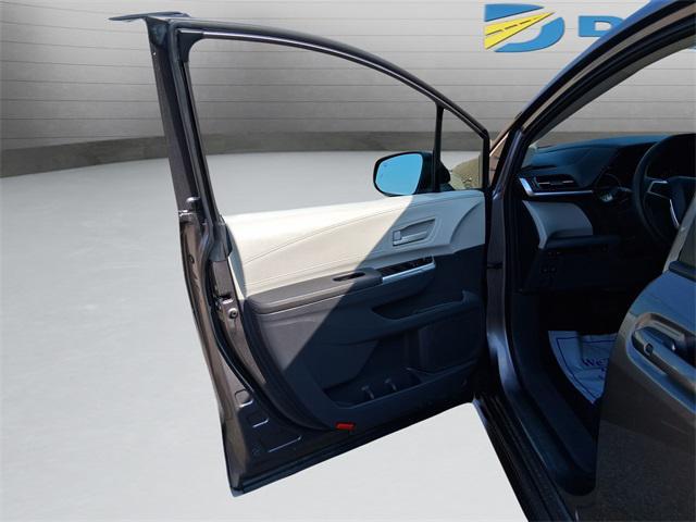Photo of 2021 Celestial Silver Metallic Toyota Sienna