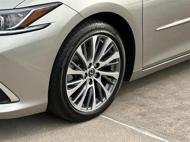 Photo of 2021 Atomic Silver Lexus ES 350