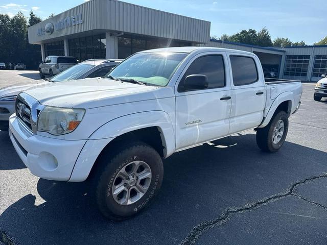 Photo of 2010 Super White Toyota Tacoma