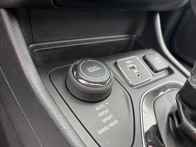 Photo of 2022 Diamond Black Crystal Pearlcoat Jeep Cherokee