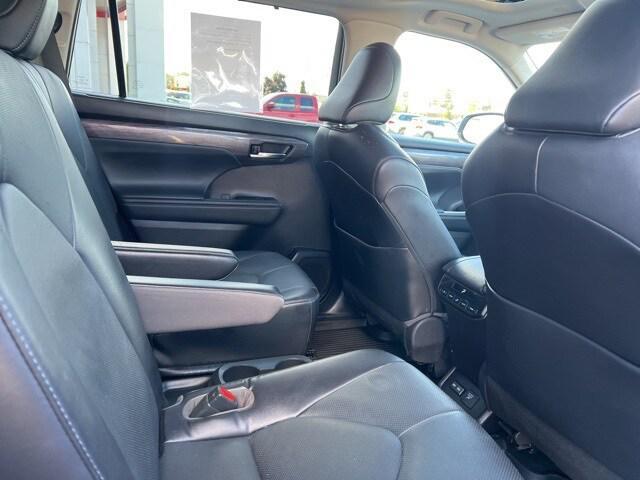 Photo of 2022 Wind Chill Pearl Toyota Highlander Hybrid