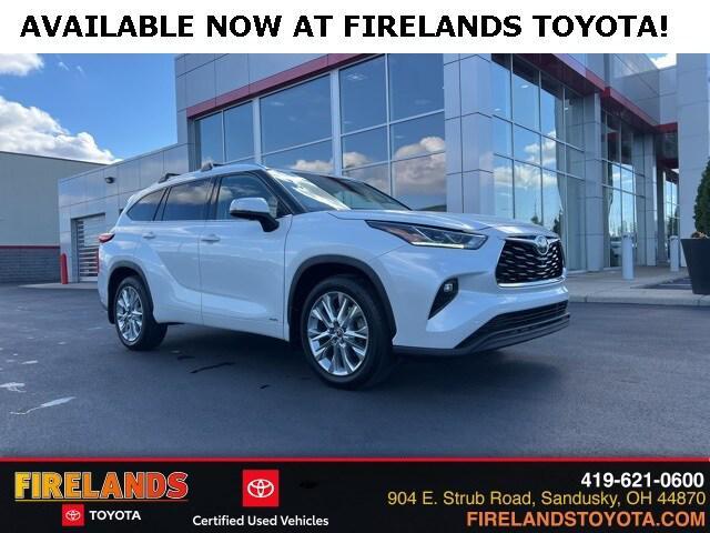 Photo of 2022 Wind Chill Pearl Toyota Highlander Hybrid