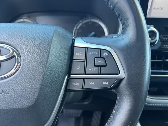 Photo of 2022 Wind Chill Pearl Toyota Highlander Hybrid