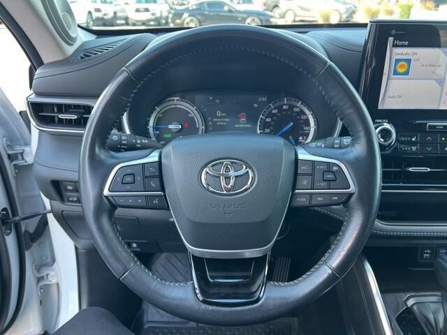 Photo of 2022 Wind Chill Pearl Toyota Highlander Hybrid