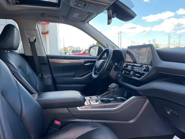 Photo of 2022 Wind Chill Pearl Toyota Highlander Hybrid