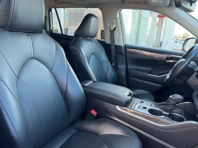 Photo of 2022 Wind Chill Pearl Toyota Highlander Hybrid