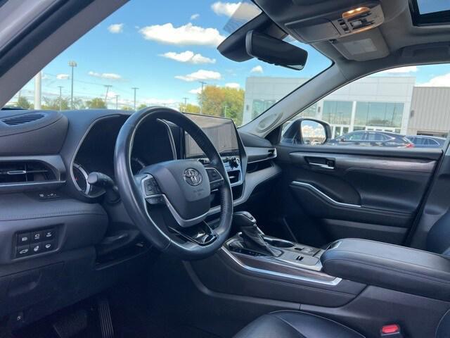 Photo of 2022 Wind Chill Pearl Toyota Highlander Hybrid