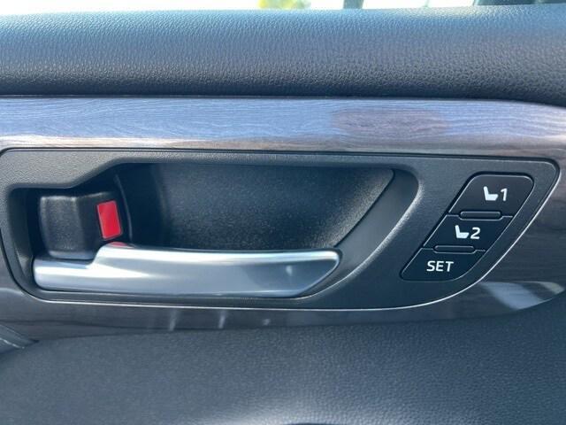 Photo of 2022 Wind Chill Pearl Toyota Highlander Hybrid