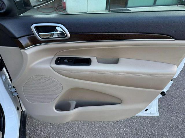Photo of 2018 Bright White Clearcoat Jeep Grand Cherokee