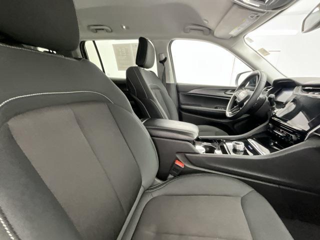 Photo of 2023 Bright White Clearcoat Jeep Grand Cherokee L