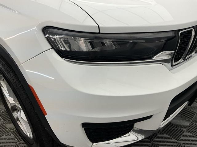 Photo of 2023 Bright White Clearcoat Jeep Grand Cherokee L