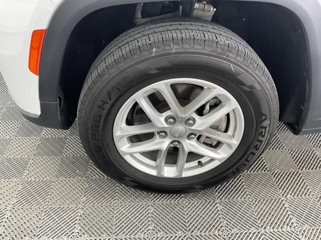 Photo of 2023 Bright White Clearcoat Jeep Grand Cherokee L