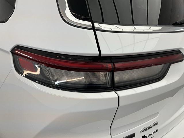 Photo of 2023 Bright White Clearcoat Jeep Grand Cherokee L