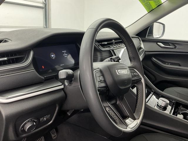 Photo of 2023 Bright White Clearcoat Jeep Grand Cherokee L