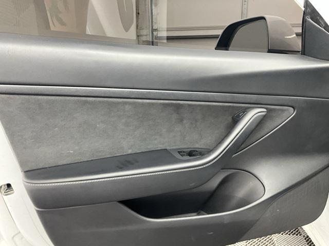 Photo of 2021 White Tesla Model 3