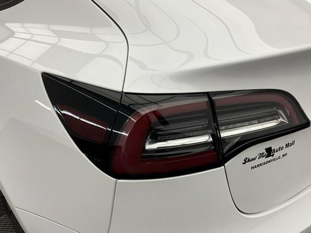 Photo of 2021 White Tesla Model 3