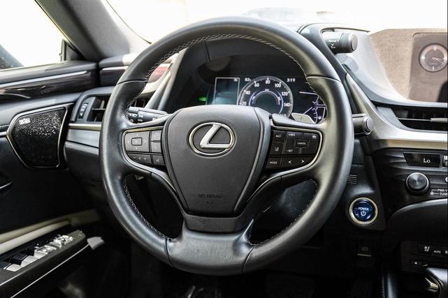 Photo of 2020 Obsidian Lexus ES 300h