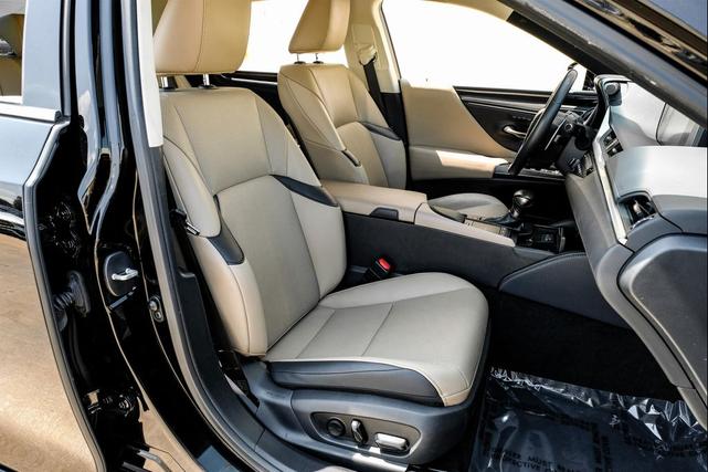 Photo of 2020 Obsidian Lexus ES 300h