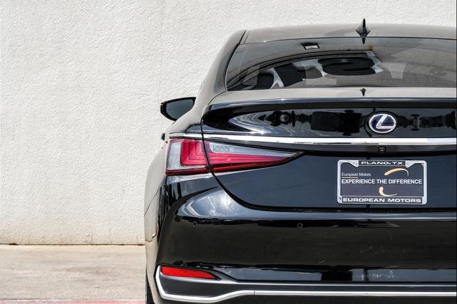 Photo of 2020 Obsidian Lexus ES 300h
