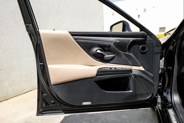 Photo of 2020 Obsidian Lexus ES 300h