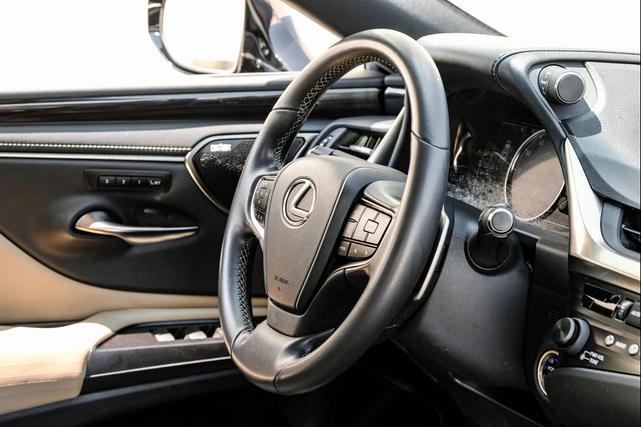 Photo of 2020 Obsidian Lexus ES 300h
