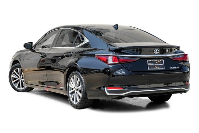 Photo of 2020 Obsidian Lexus ES 300h
