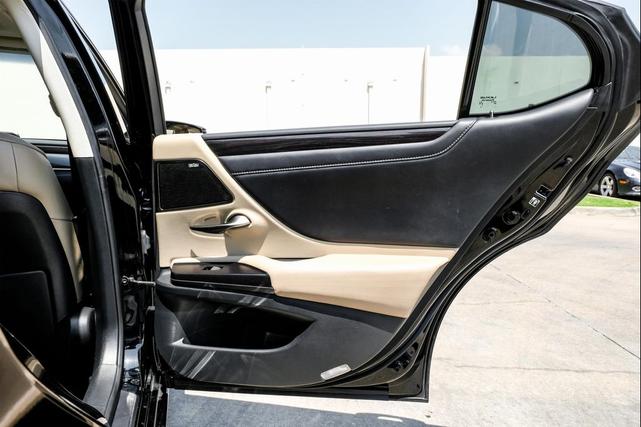 Photo of 2020 Obsidian Lexus ES 300h