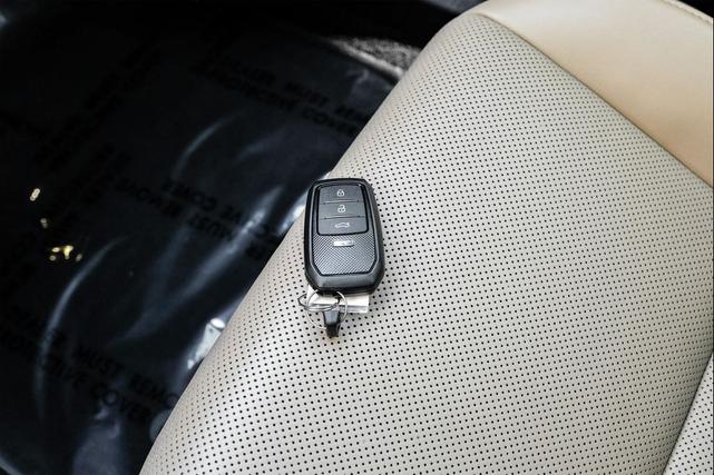 Photo of 2020 Obsidian Lexus ES 300h